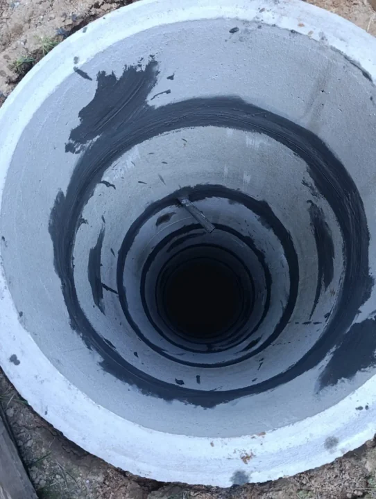Стыки колец изнутри промазаны: грунтовая вода не попадёт в накопитель